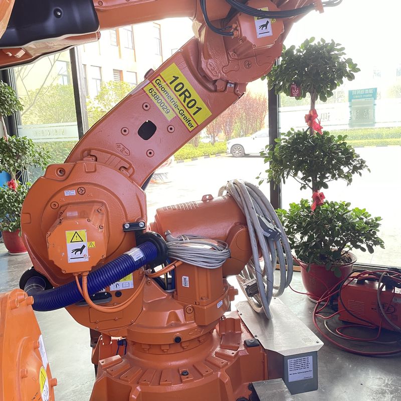Bras 6640-235/2.55 de robot d'occasion ABB pour le soudage par points manipulant la palletisation
