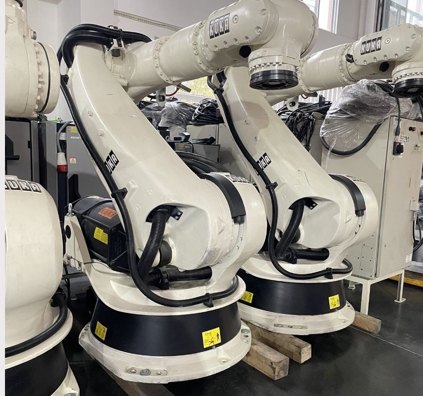 2700 mm atteindre Kuka Software Robot de soudage pour des performances de soudage rapides et précises saisissez cette offre! KUKA KR210 Robot, sur mesure pour la peinture par pulvérisation supérieure et le déchargement sans tracas