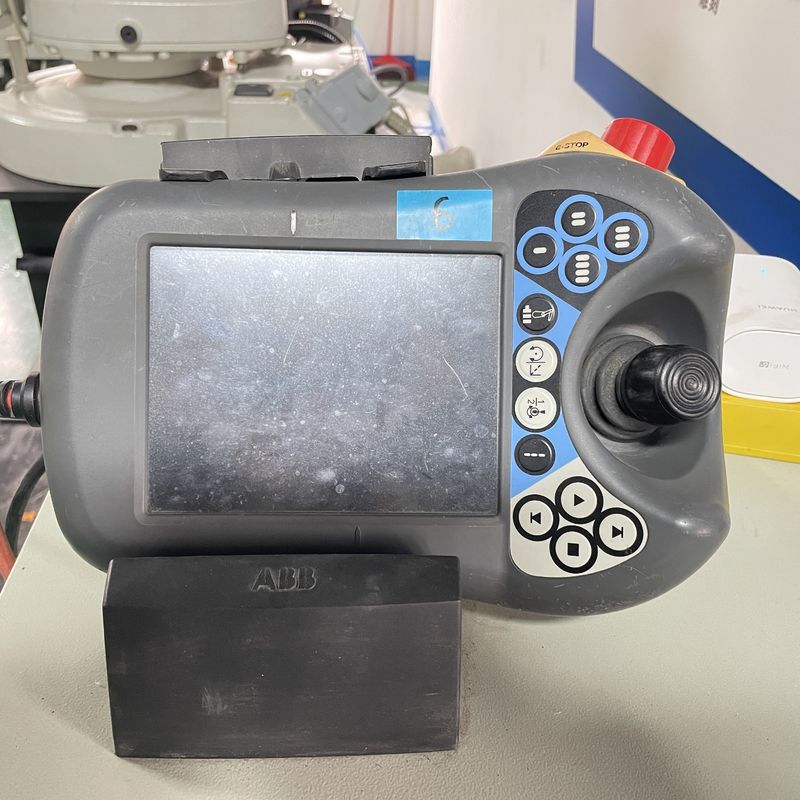 L'axe 6 a employé la soudure laser des robots IRB1600-10/1.45 d'ABB chargeant déchargeant le manipulateur