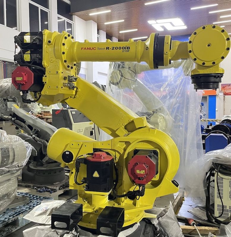 Fanuc R-2000iB-210F Presses de soudage à la broche à l'aide d'un robot de manipulation