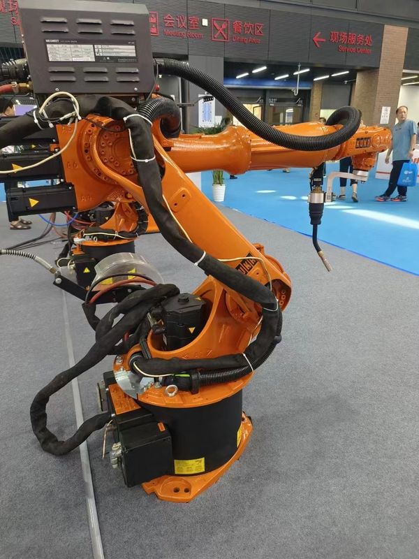 240 kg Poids 6 axes Robot Terrain/plafond/installation inclinée 1911 mm Portée de travail