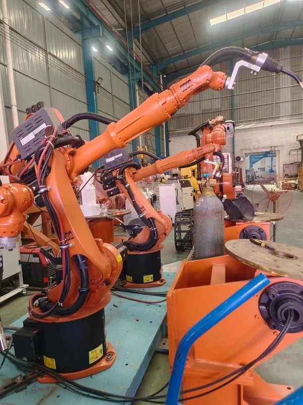 Armement robotique 6 axes Équipement industriel 240 kg Poids du corps Plafond d'installation 2,8 M/s Vitesse de découpe du matériau