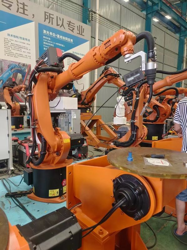 Armement robotique 6 axes Équipement industriel 240 kg Poids du corps Plafond d'installation 2,8 M/s Vitesse de découpe du matériau