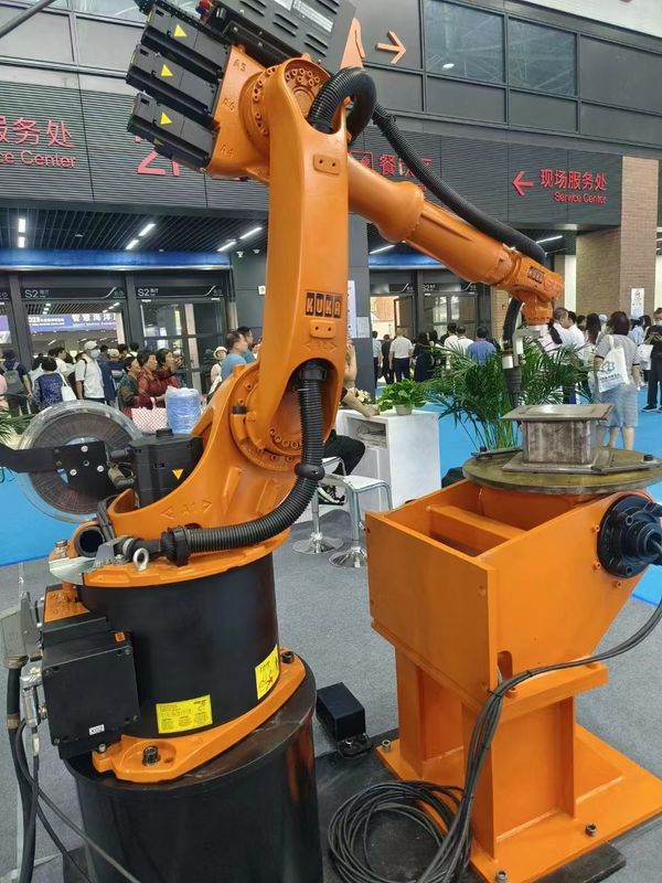 Armement robotique 6 axes Équipement industriel 240 kg Poids du corps Plafond d'installation 2,8 M/s Vitesse de découpe du matériau