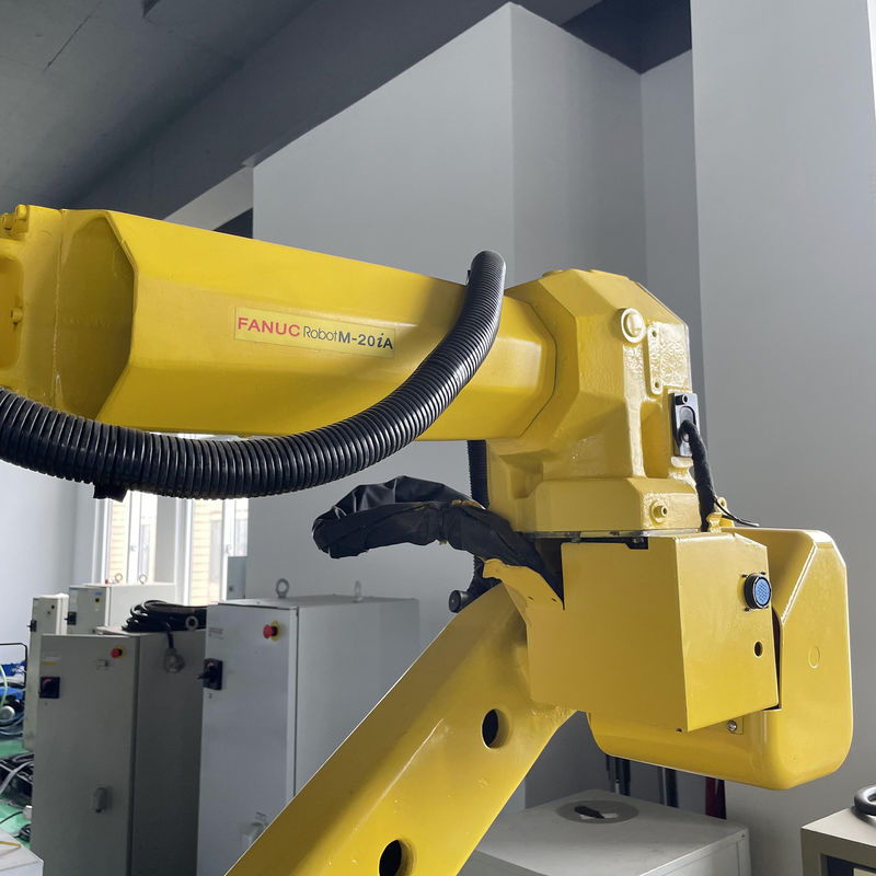 FANUC M-20iA Robots avec contrôleur R30iB Robots de moulage par injection, robots de distribution, robots de découpe de fibres de verre