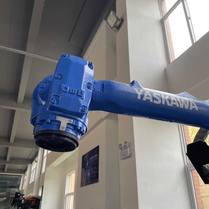 La programmation PC utilise des robots YASKAWA avec une capacité de charge utile de 50 kg Traitement des matériaux, coupe de plasma