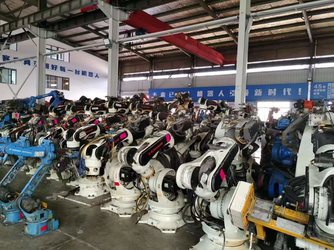 Un robot de soudage au point de charge utile de 200 kg avec une portée de 2650 mm et une technologie ES200D avancée Agissez maintenant! Yaskawa ES200D - Tout-en-une solution pour des applications industrielles transparentes du soudage au fraisage