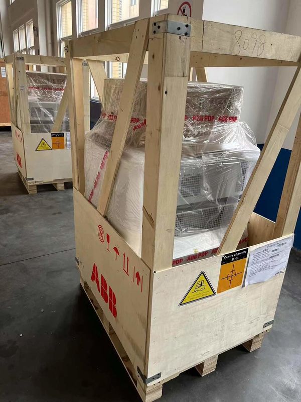 Une charge utile de 150 kg avec une portée de 3,20 m, soudage par arc, assemblage, chargement et déchargement de pièces, éducation