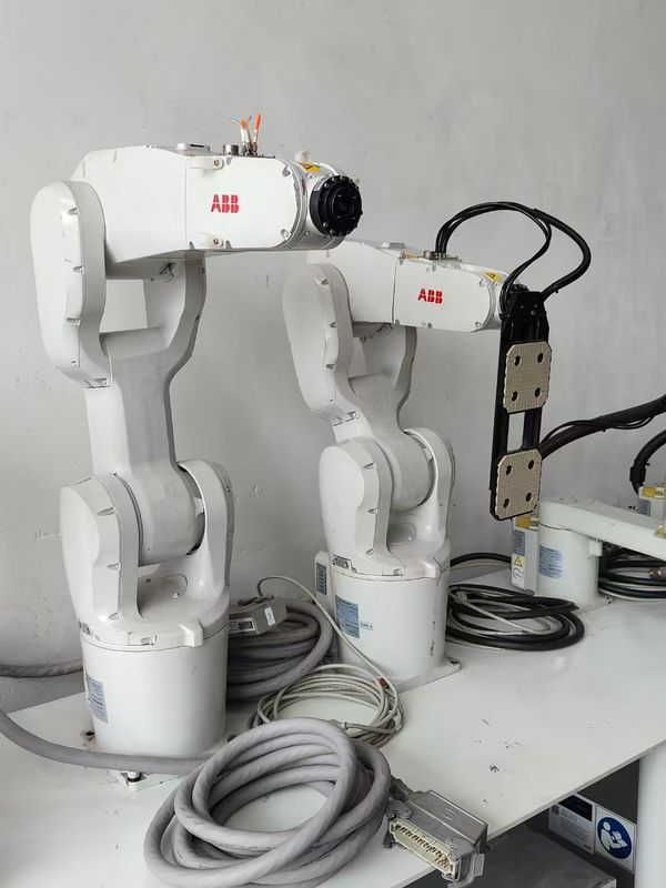 Robot de chargement 380V doté d'une portée de travail de 1611 mm Conçu pour améliorer l'efficacité de chargement dans les centres de fabrication et de distribution