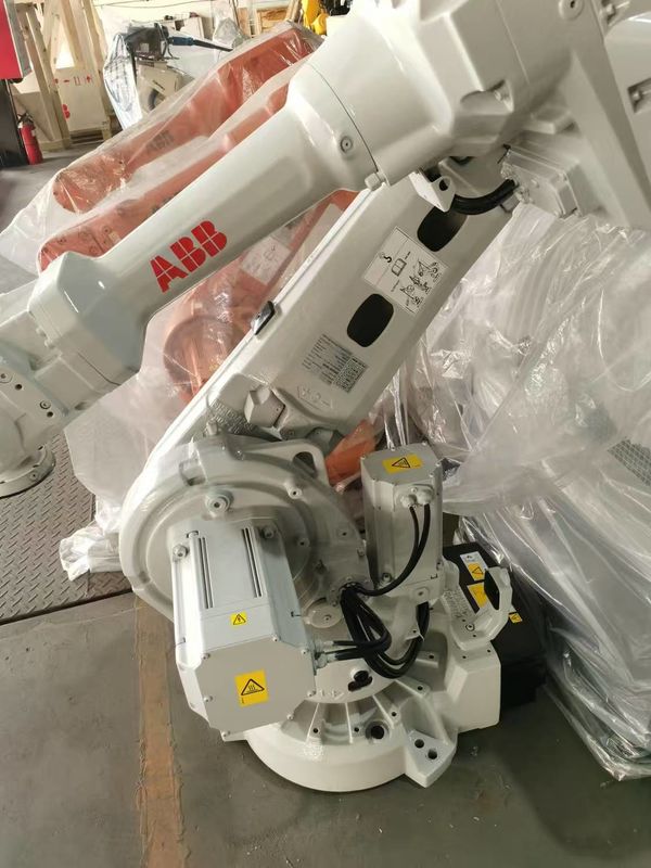 Robot industriel robot de palettisation alimenté par le système C2 conçu pour des temps de cycle rapides et une utilisation dans la manutention de matériaux