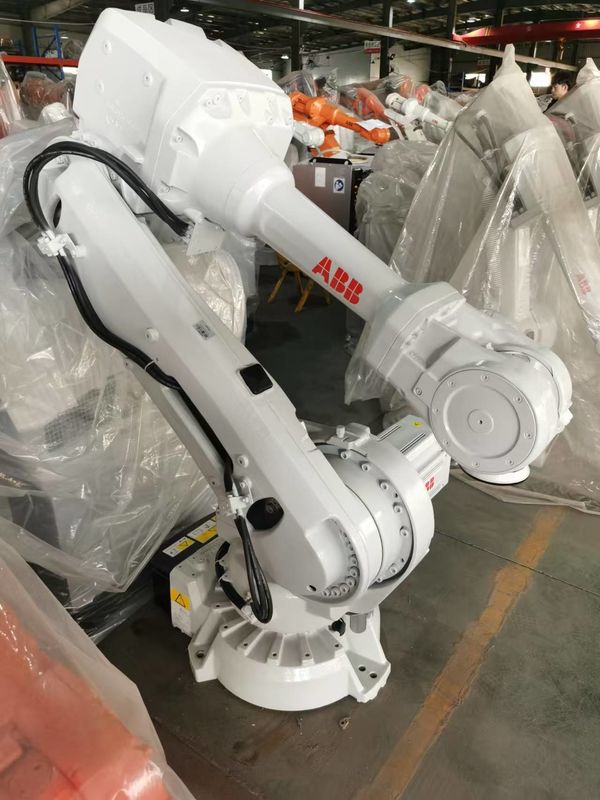 ABB IRB 4600 60 Robots de coupe en fibre de verre avec une portée de 2050 mm et un mode de conduite mécanique