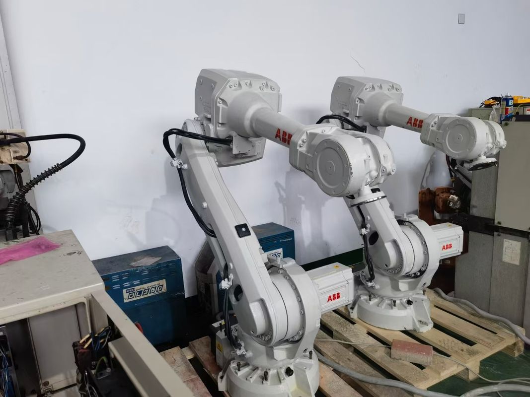 Radius de travail 1850 mm Robots KUKA utilisés offrant un niveau de bruit inférieur à 75 dB Vitesse 2,5 M par seconde Conçus pour les opérations robotiques