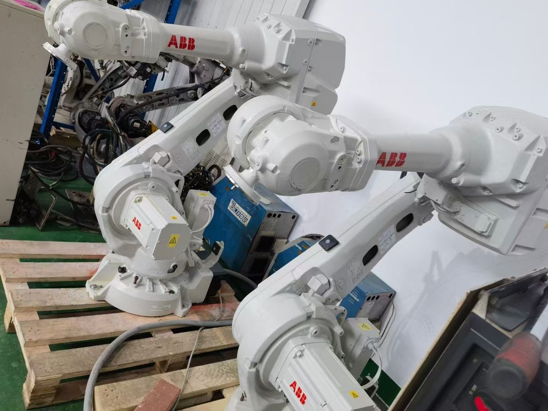 Répétabilité ±0.06mm robot de soudage alimentation 380V fournissant une soudure constante sur diverses applications de fabrication métallique
