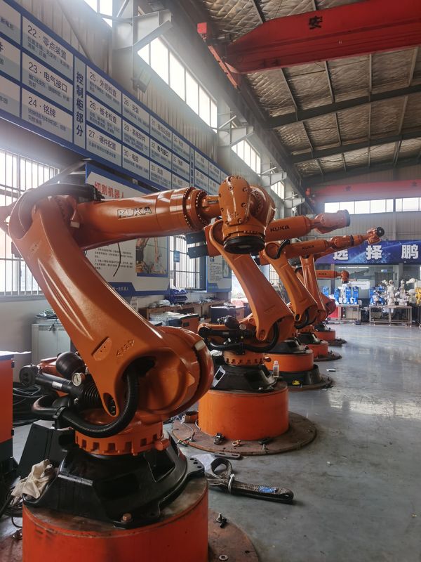 KUKA KR300 R2500 Ultra 300kg Charge utile 2500mm Portée utilisée Les robots KUKA avec une répétabilité de ±0,1 mm Et la programmation de Kuka Chargement du robot Manipulation de meulage Fraisage