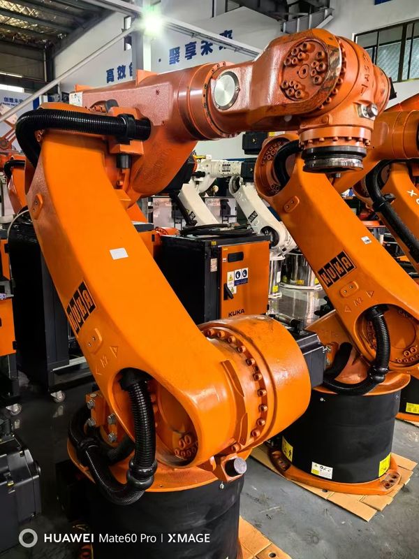 Contrôleur KRC4 inclus Robots KUKA usagés KR60-3 60 kg Charge utile 2033 mm Portée pour le chargement Traitement de la coupe et de l'assemblage