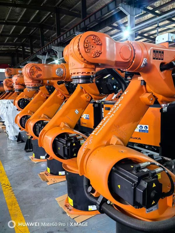 Contrôleur KRC4 inclus Robots KUKA usagés KR60-3 60 kg Charge utile 2033 mm Portée pour le chargement Traitement de la coupe et de l'assemblage