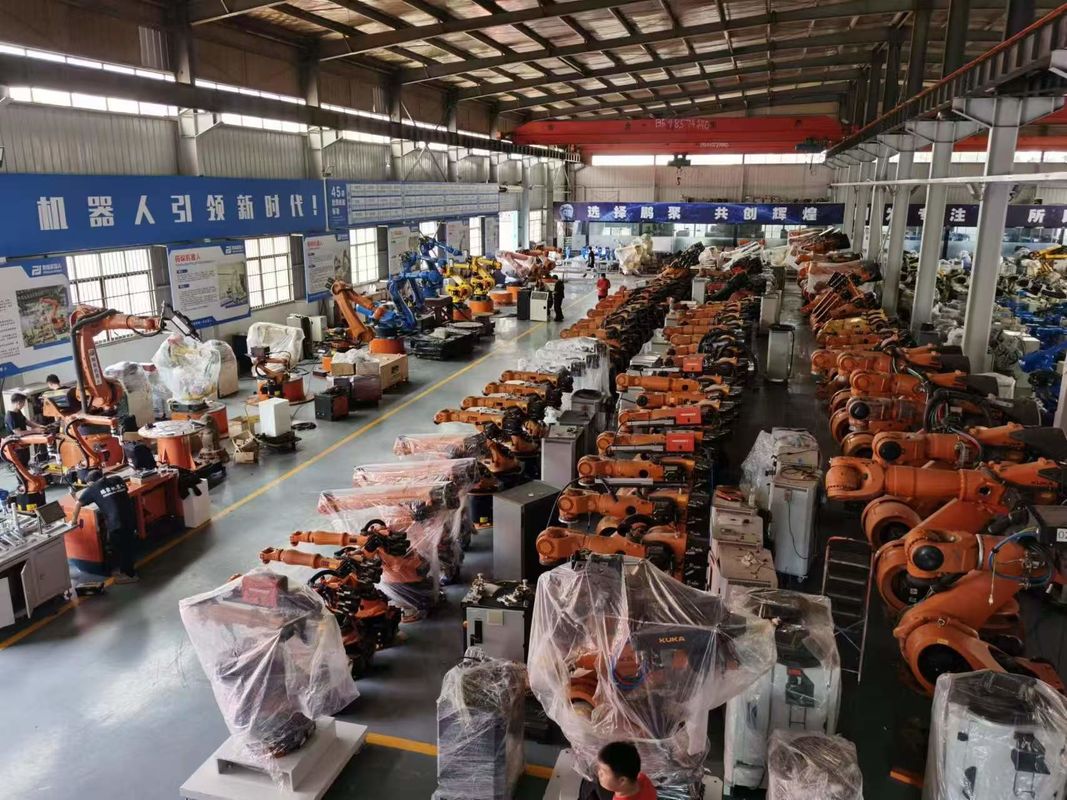 KUKA KR300 R2500 Ultra 300kg Charge utile 2500mm Portée utilisée Les robots KUKA avec une répétabilité de ±0,1 mm Et la programmation de Kuka Chargement du robot Manipulation de meulage Fraisage