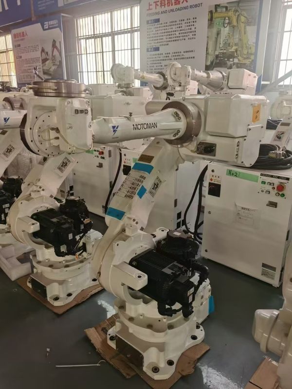 Bras robotisé DX100 avec une portée de travail de 1373 mm et un système de contrôle C2, adapté aux tâches robotiques complexes