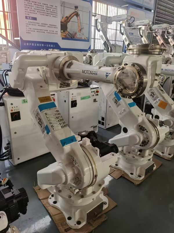 2061mm Reach CR50 XRC 50kg Charge utile Robot de soudage à l'arc motoman pour la tendance de presse et le chargement/déchargement de pièces