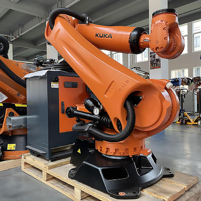 Utilisé 6 robots modernes de manipulation de matériel des robots industriels KUKA KR210 d'axe