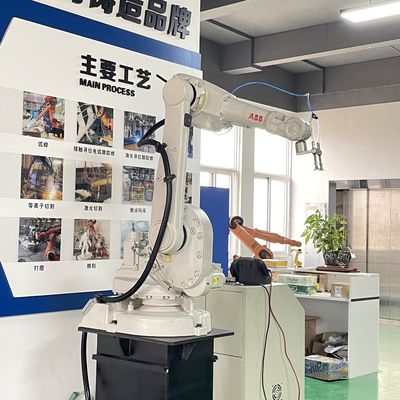 Le robot de soudage à l'arc industriel utilisé par ABB est un palettiseur IRB1600-10/1.45