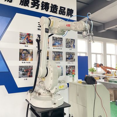 L'axe 6 a employé la soudure laser des robots IRB1600-10/1.45 d'ABB chargeant déchargeant le manipulateur