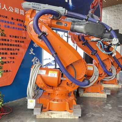 Chargement de machine déchargeant les robots utilisés IRB6640-235/2.55 d'ABB