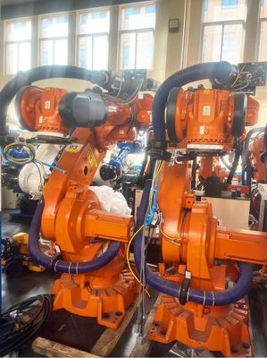 Robots utilisés 6640-235/2.55 d'ABB pour le soudage par points manipulant la palletisation