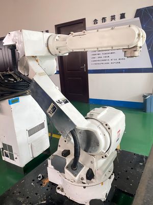 Le Motoman CR20 est un robot à articulation verticale XRC à six axes conçu pour les applications de salle blanche.