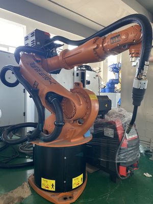 Un robot industriel pointu KR16L6 de l'outil KUKA pour la soudure automatique