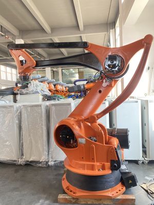 Robot de palettisation KUKA KR100-2 PA à quatre axes installé au sol