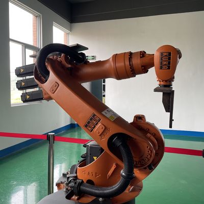 Charge utile KUKA Kr16 Robot de soudage avec contrôleur XP 1611 mm Portée Fronius source de soudage