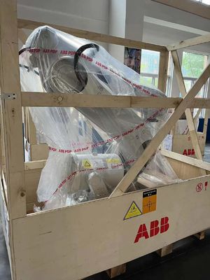 Une charge utile de 150 kg avec une portée de 3,20 m, soudage par arc, assemblage, chargement et déchargement de pièces, éducation