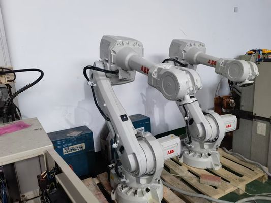 ABB IRB 4600-60/2.05 2050 mm Robot à charge utile moyenne de portée pour le tournage automatique des machines et la manutention des matériaux